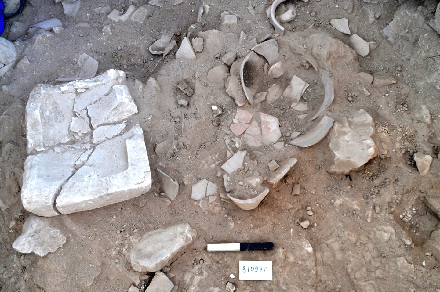 Illustration 4: A destruction layer on the floor of one of the houses in Khirbet Qeiyafa (Photo courtesy of the excavation expedition)