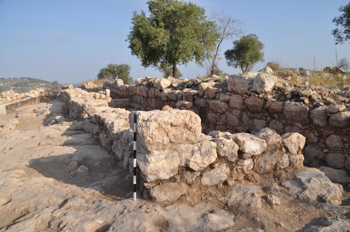 Illustration 5: The remains of a large structure at the head of Khirbet Qeiyafa, the governor’s house, and the location of the Judahite bureaucracy and administration in the Shfela lowlands (Photo courtesy of the excavation expedition)