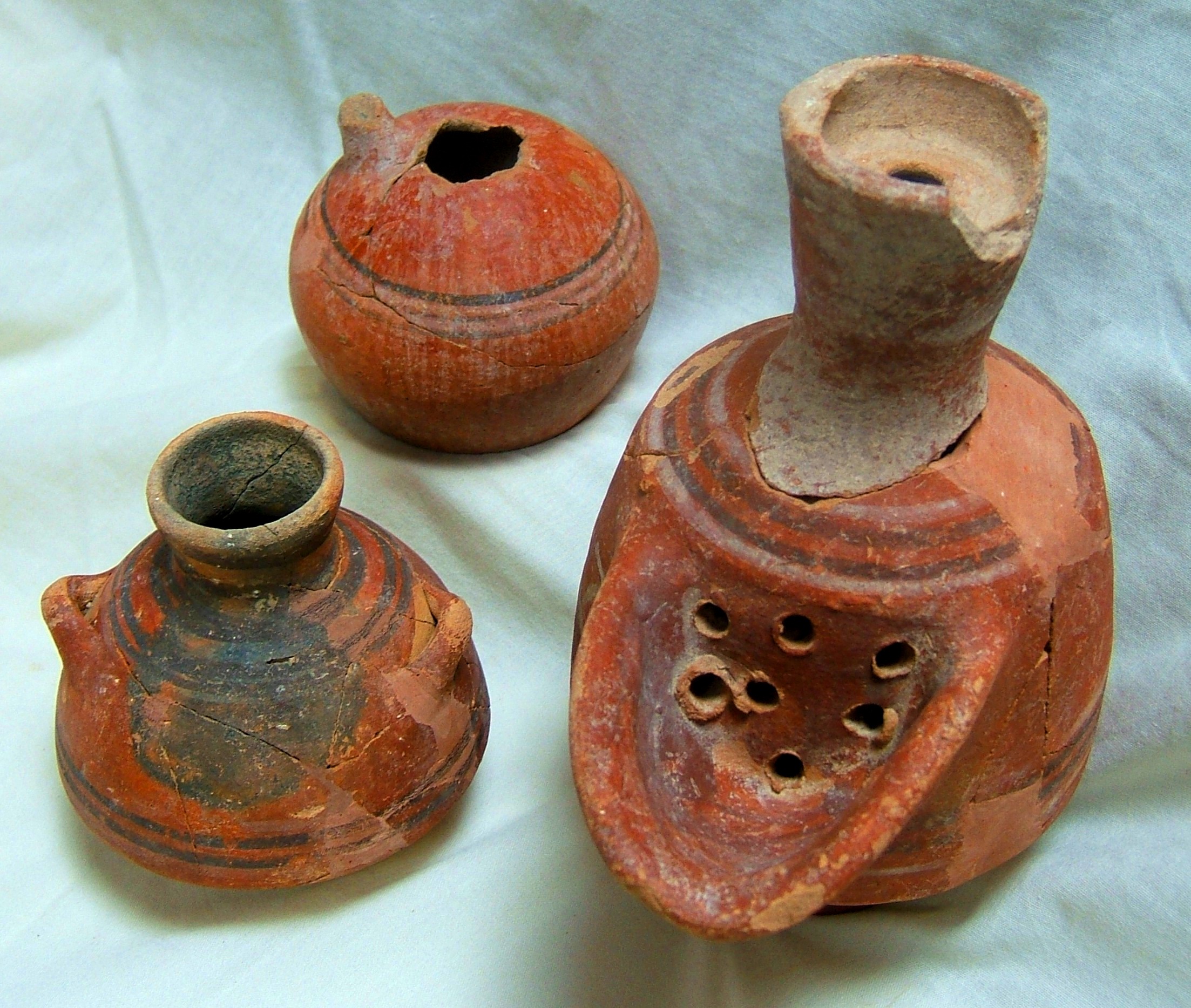 Illustration 7: A variety of red, black and white painted pottery from Khirbet Qeiyafa. The vessels were made in Philistia and were used to transport luxury items such as perfumes or medicines. (Photo courtesy of the excavation expedition)
