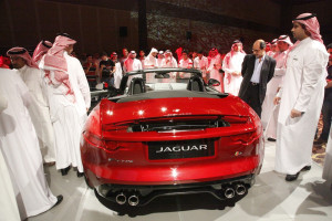 איפה כתוב בקוראן שאסור יגואר?; תצוגת מכוניות בבירת סעודיה, ריאד. צילום: jaguarmena CC BY 2.0