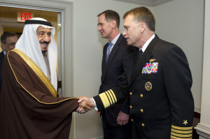 לא נותנים לאסלאם לעמוד ביניהם; שר ההגנה הסעודי הנסיך סלמאן וסגן יו"ר המטות המשולבים האמריקניים, אדמירל אדמירל ויינפלד. צילום:  Secretary of Defense CC BY 2.0