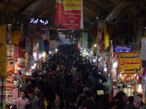 הנפגעים העיקריים; אזרחי איראן בגראנד בזאר בטהראן. צילום:  Inmigrante a media jornada CC BY-NC-SA 2.0