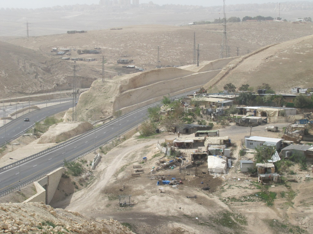 עושים לנו בית ספר; התנחלות הבלתי-חוקית ח'אן אל-אחמר. צילום: אריק גרינשטיין