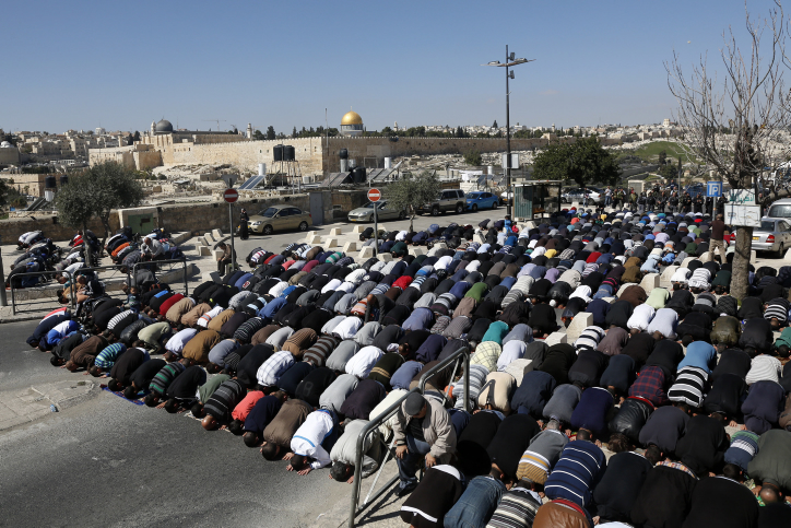 מגמות של אסלאמיזציה; מוסלמים מתפללים בהפגנה בראס אל-עמוד. צילום: סלימאן ח'אדר, פלאש90 