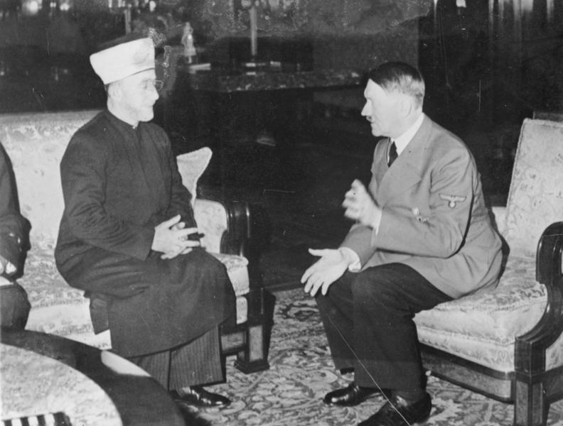 היטלר ואבי התנועה הלאומית הפלסטינית. צילום: Heinrich Hoffmann, Bundesarchiv, Bild 146-1987-004-09A, CC-BY-SA
