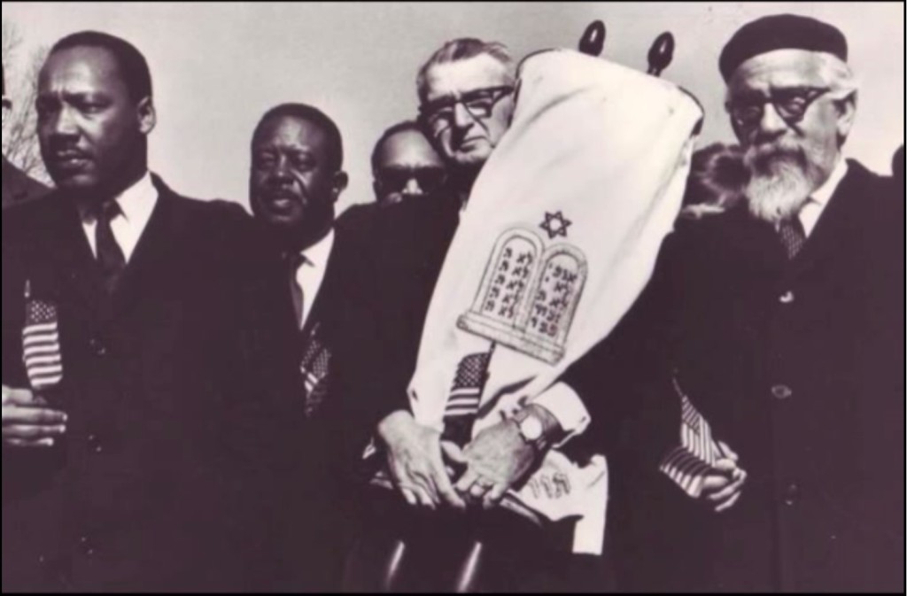 אברהם יהושע השל (מימין) ומרטין לותר קינג במצעד למען זכויות שחורים. צילומסך מיו-טיוב