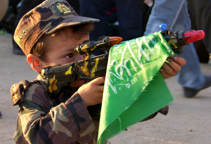 החמאס פוגע בפלסטינים; ילד פלסטיני בהפגנת תמיכה בעזה. צילום: פלאש90