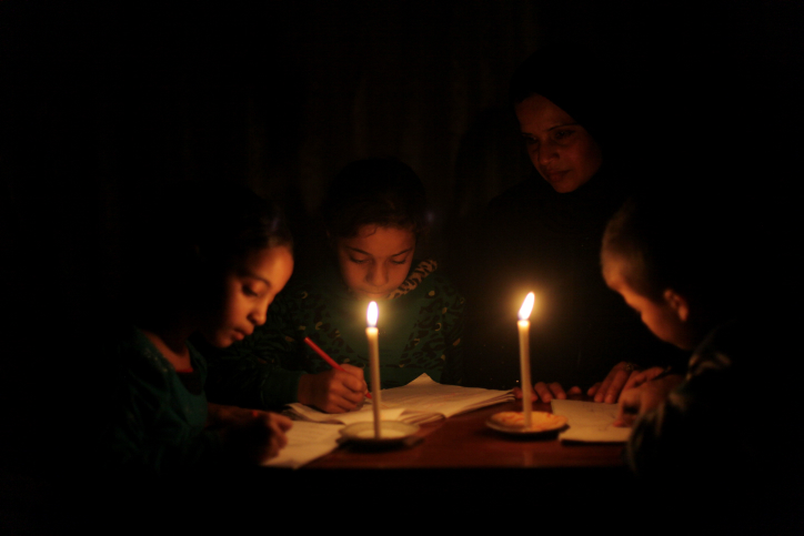 להחשיך את הרצועה; פלסטינים בעזה בזמן הפסקת חשמל. צילום: עמאד נאצר, פלאש90