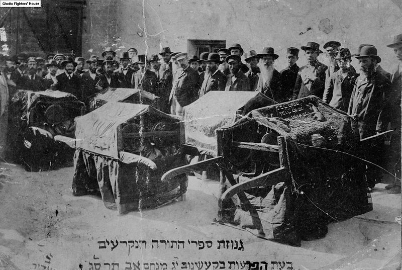 For Austro-Hungarian Jews, WWI was revenge for pogroms like Kishinev. Burying of Torah scrolls destroyed in that massacre. Photo: Wikimedia