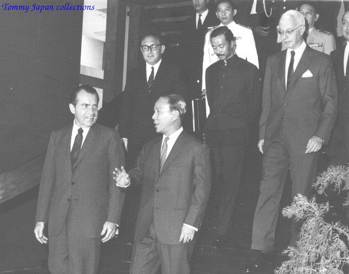 המסגרות הישנות מתפרקות; קיסינג'ר (משמאל למעלה) עם הנשיא ניקסון בסייגון, 1969. צילום: tommy japan, Douglas Pike Photograph Collection CC BY 2.0 via FLICKR