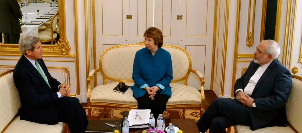 רק לא עימות; קרי, קתרין אשטון ושר החוץ האיראני ג'וואד זריף בפגישה בוינה. צילום: שגרירות ארה"ב בוינה, CC BY-ND 2.0