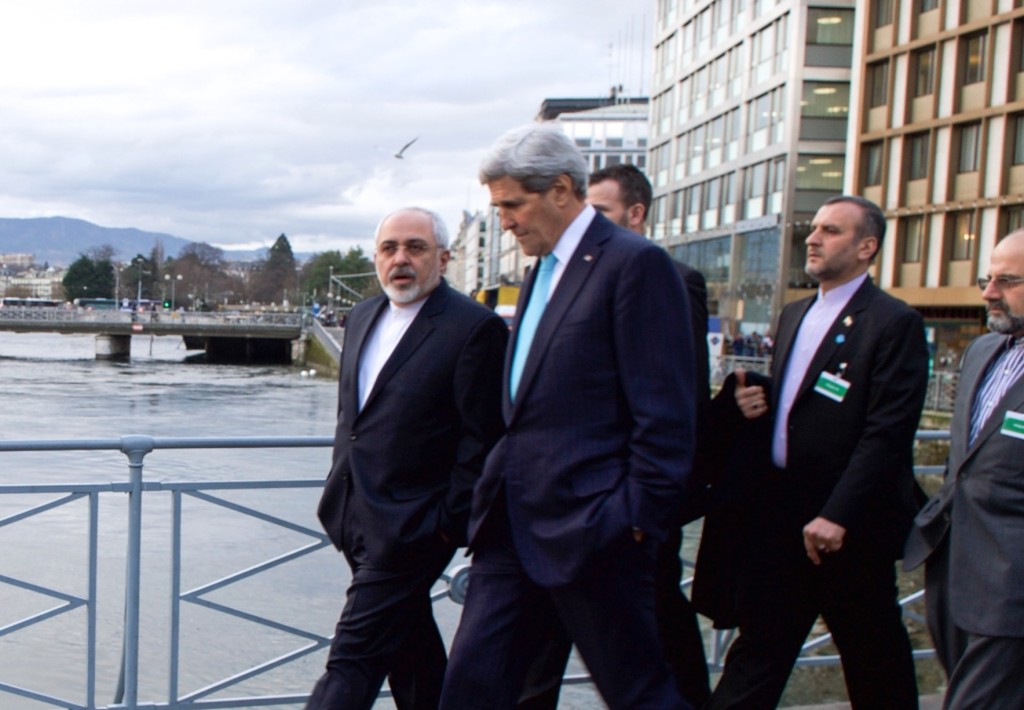 חייב להציב את הדרישה הבסיסית ביותר; ג'ון קרי ושר החוץ האיראני זריף בזנבה. צילום: מחלקת המדינה האמריקנית