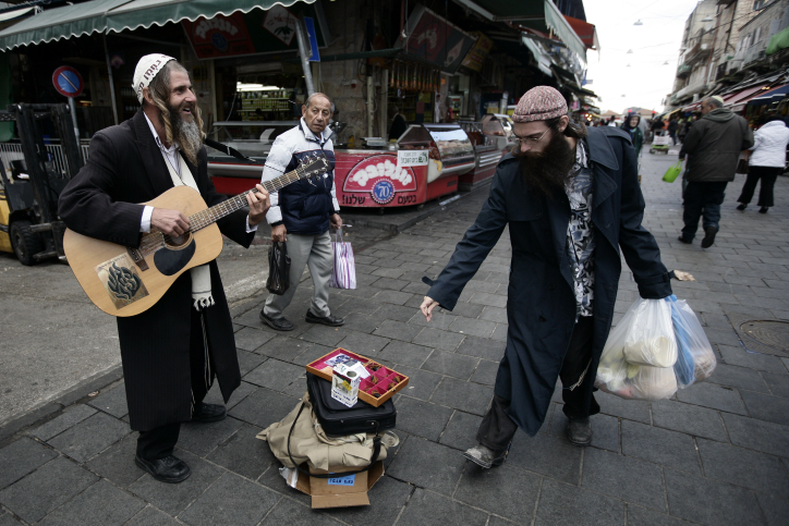 A Jewish religious man sings in the Mahane Yehuda market in Jerusalem, November 19 2009. Photo by Abir Sultan/Flash90. *** Local Caption *** ???? ????? ????? ???? ??????? ??? ???? ????? ??????? ???? ??????? ??????