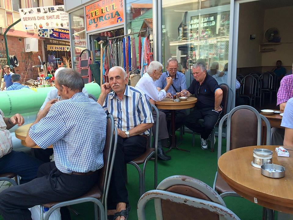 החיים מתנהלים על מי מנוחות; בית קפה בפריסטיניה