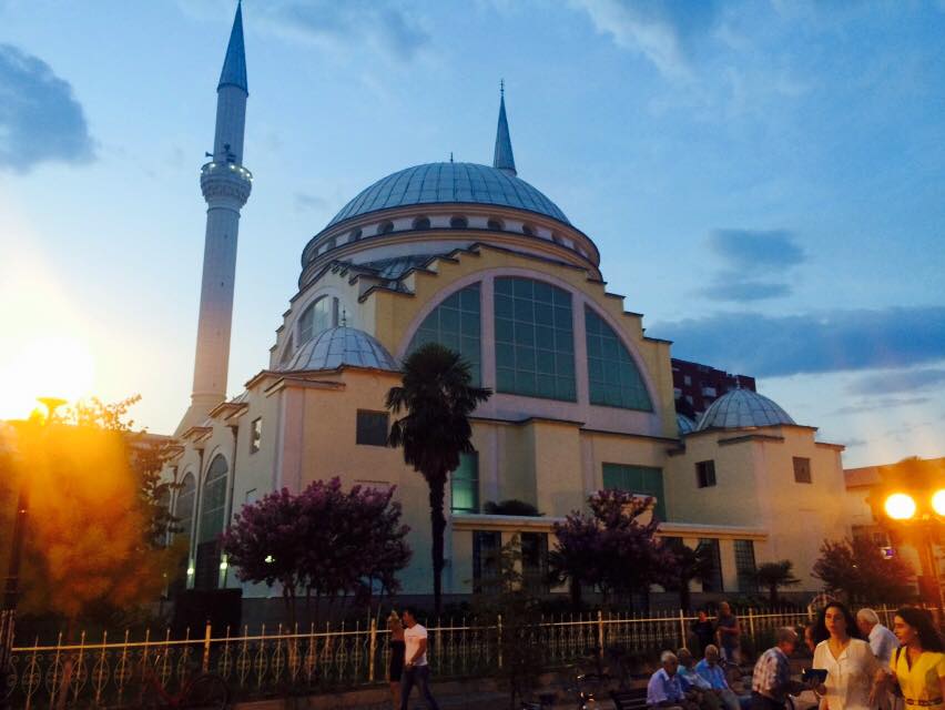 אסלאם מתון וסובלני; המסגד המרכזי בשקודר